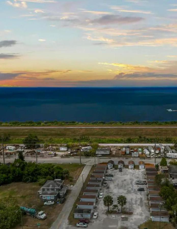 Modern Studio Retreat With King Bed - Cozy Comfort Pahokee Kültér fotó
